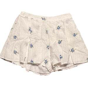 Kirious Los Angeles White Floral Embroidered Eyelet Pleated Shorts